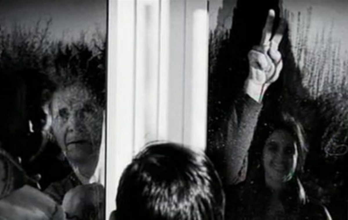 Δαμασκηνιά: Παππούδες σε καραντίνα χαιρετούν από το παράθυρο τα εγγόνια τους (video)