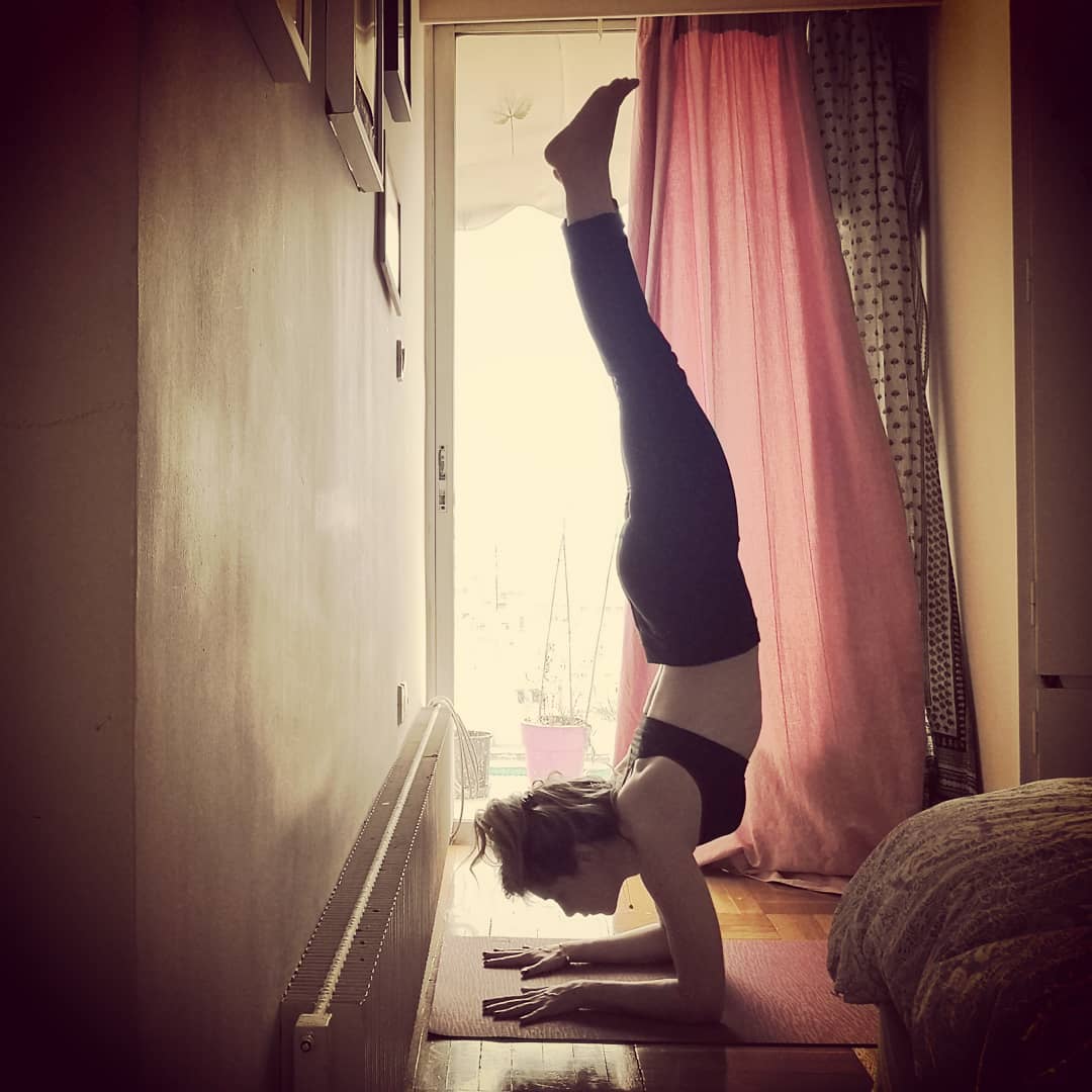 Ηθοποιός σειράς του Alpha  κάνει γιόγκα και εντυπωσιάζει με τις αναλογίες της!