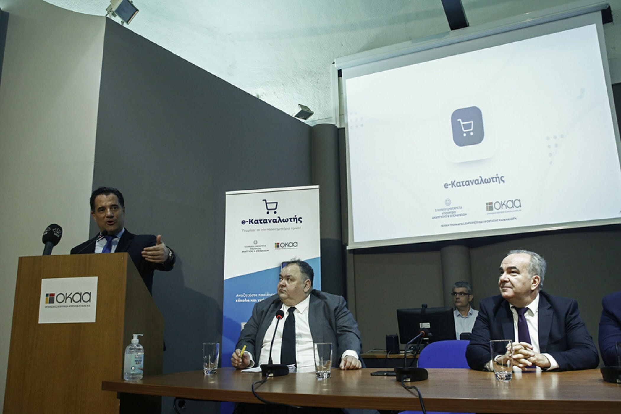 Ο υπουργός Ανάπτυξης και Επενδύσεων Άδωνις Γεωργιάδης (Α) μιλάει δίπλα σον υφυπουργό Ανάπτυξης και Επενδύσεων, αρμόδιο για τη βιομηχανία και το εμπόριο, Νίκο Παπαθανάση (Δ) στην παρουσίαση της νέας ψηφιακής πλατφόρμας e-katanalotis, στη λαχαναγορά του Ρέντη, Αθήνα Πέμπτη 5 Μαρτίου 2020.  ΑΠΕ-ΜΠΕ