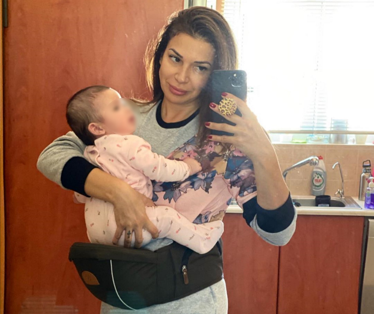 Συγκινητικό! Η Ελένη Χατζίδου νανουρίζει την κόρη της στο νοσοκομείο