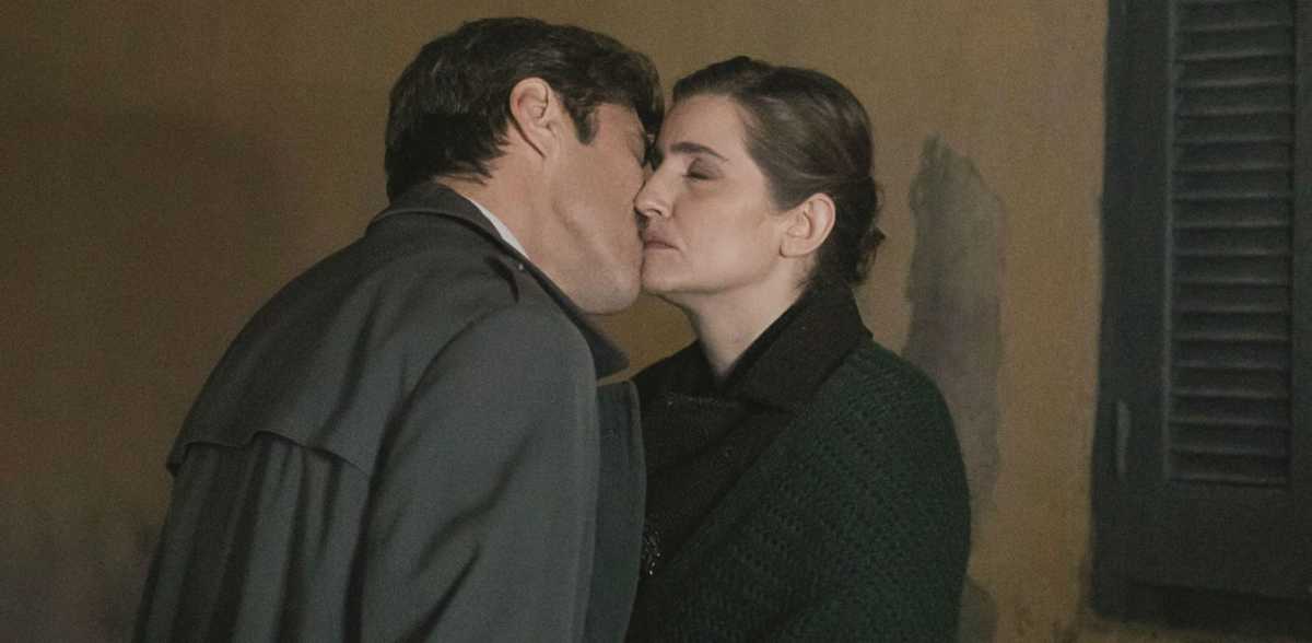 Ποιο είναι το τρίτο πρόσωπο ανάμεσα σε Κυπραίο και Ελένη στις Άγριες Μέλισσες;