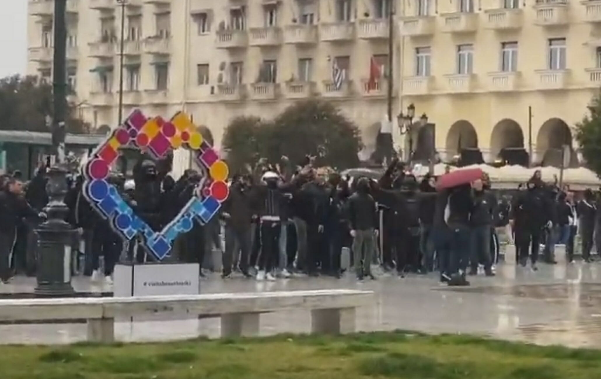 Θεσσαλονίκη: Ένταση, χειρονομίες και ύβρεις σε συνάντηση εθνικιστών με αντιεξουσιαστές (Βίντεο)