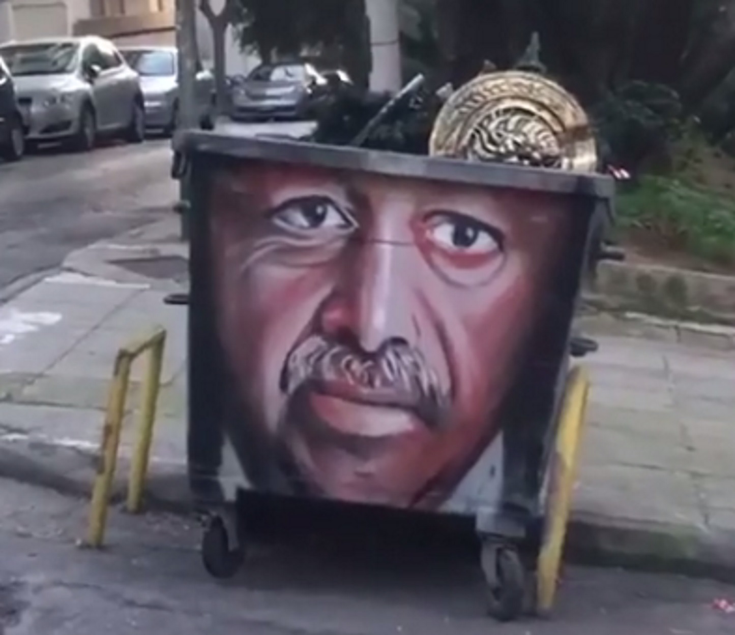 Γκράφιτι Ερντογάν σε κάδο απορριμμάτων στο Παγκράτι! video