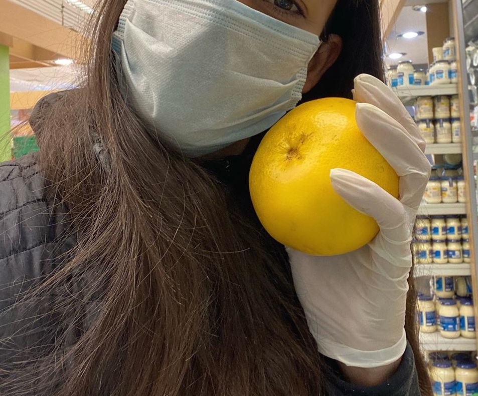 Πασίγνωστη Ελληνίδα έκανε τα ψώνια της στο super market με μάσκα και γάντια λόγω του κορονοϊού!