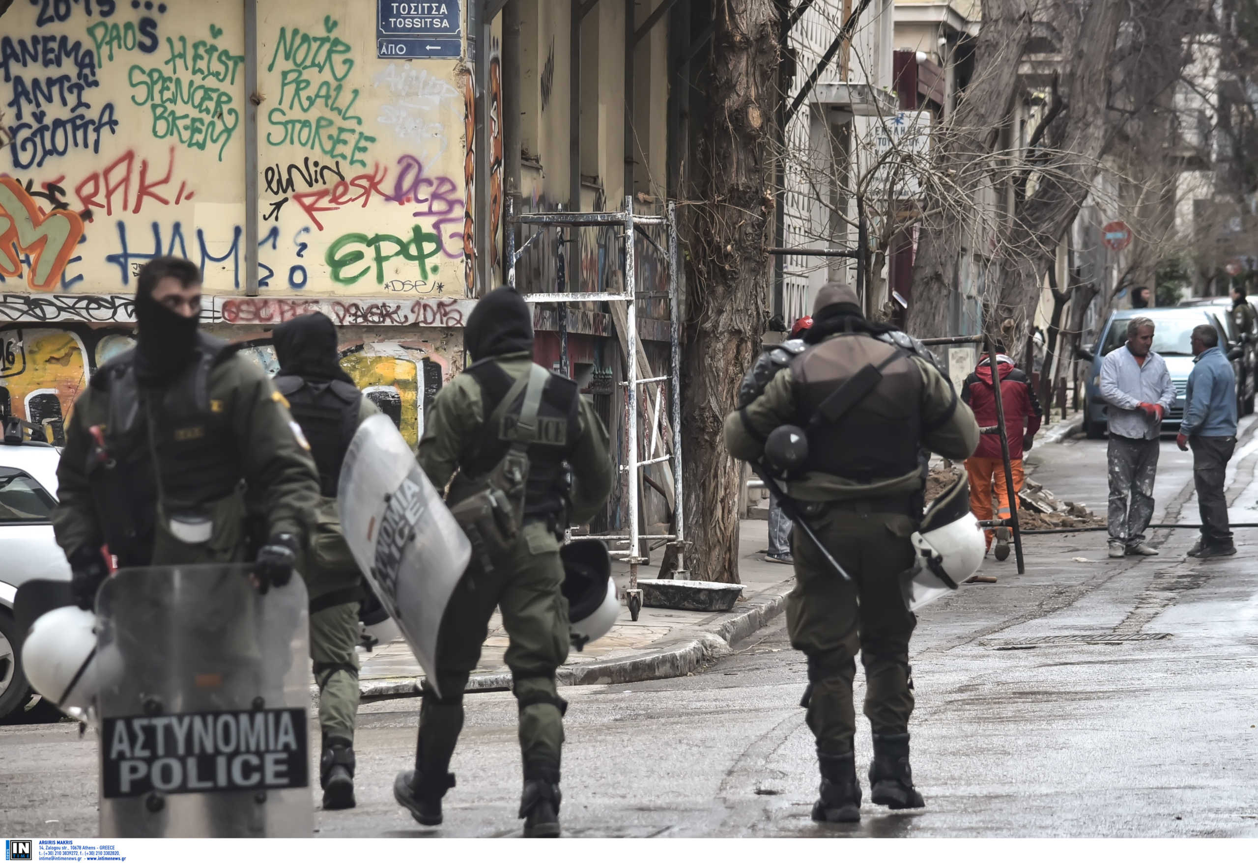 Εξάρχεια: Αστυνομική επιχείρηση σε υπό κατάληψη κτίριο