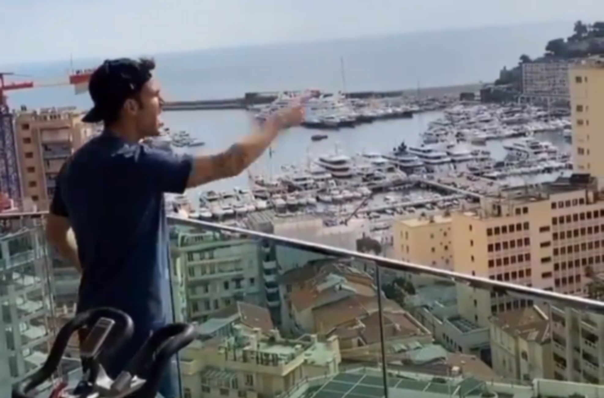 Κορονοϊός: Τρομερός Φάμπρεγκας στο μπαλκόνι! Φωνάζει “άντε γ@μ@θ@τε” στους γείτονες (video)