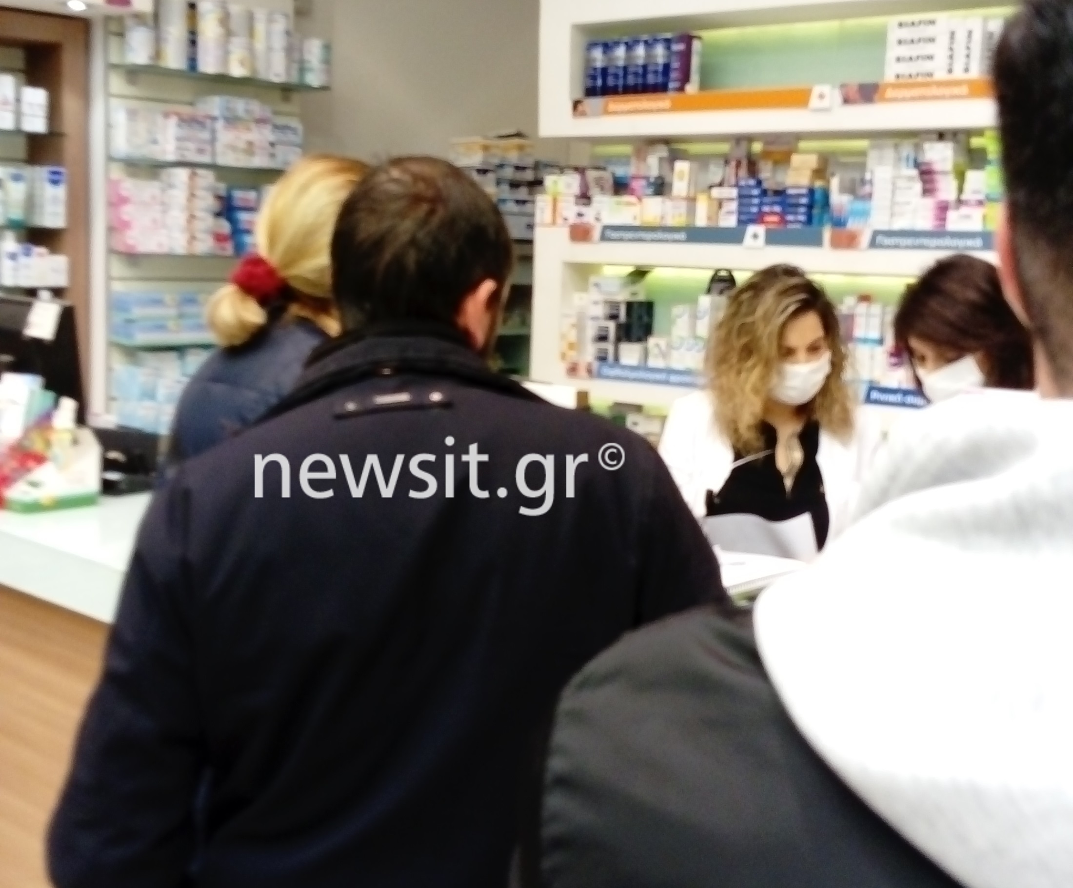 Φαρμακεία: Ούτε… λεπτό χωρίς μάσκα! pics