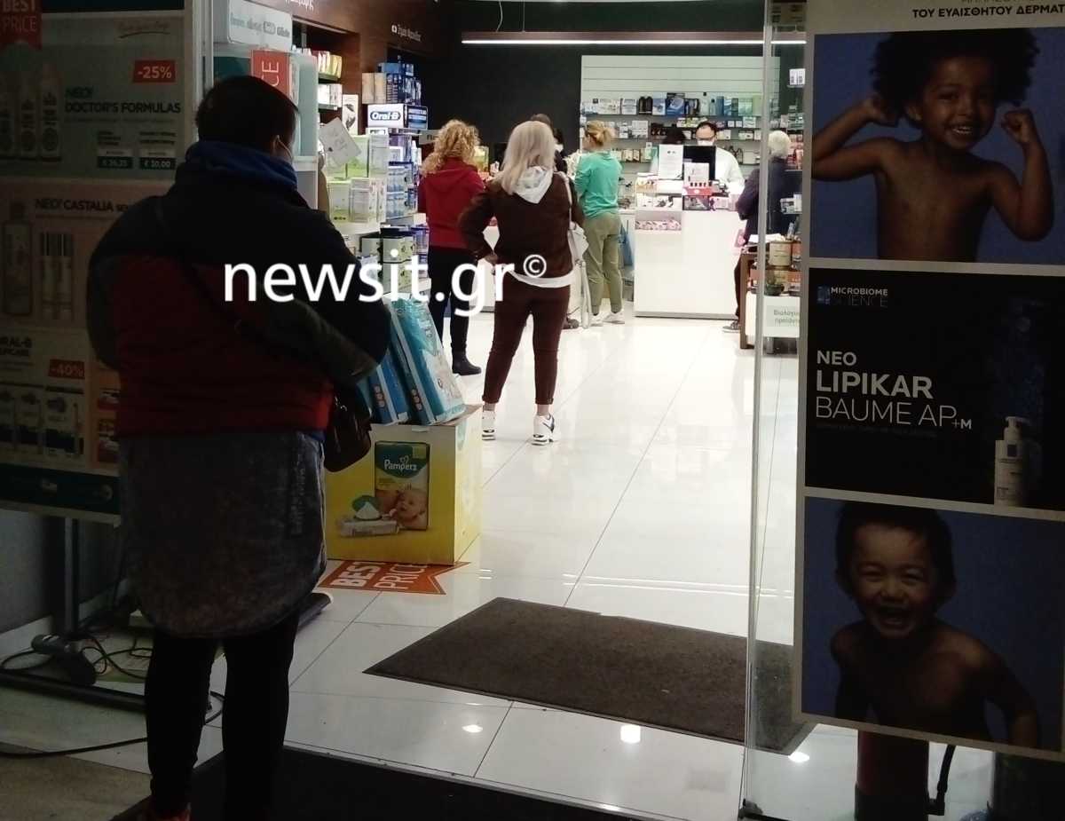 Κορονοϊός: Ουρές στα φαρμακεία που έλαβαν έκτακτα μέτρα