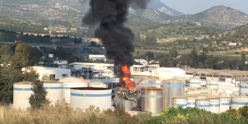 Αυλίδα: Έκρηξη και μεγάλη φωτιά σε εργοστάσιο με χημικά στο Βαθύ (Βίντεο)