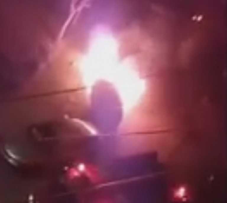 Τρίκαλα: Φωτιά επεκτείνεται από κάδο σκουπιδιών σε παρκαρισμένο αυτοκίνητο (Βίντεο)