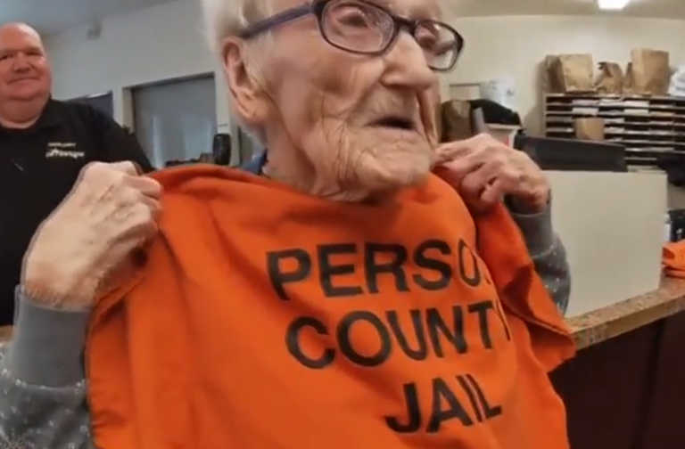 Ηλικιωμένη έκλεισε τα 100 και… μπήκε φυλακή! [pics]