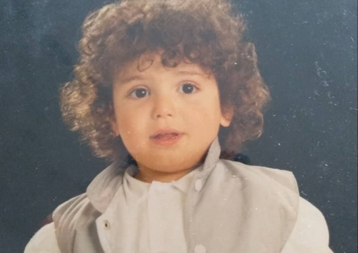 Ο μπόμπιρας της φωτογραφίας είναι πρωταγωνιστής της σειράς «Άγριες Μέλισσες»!