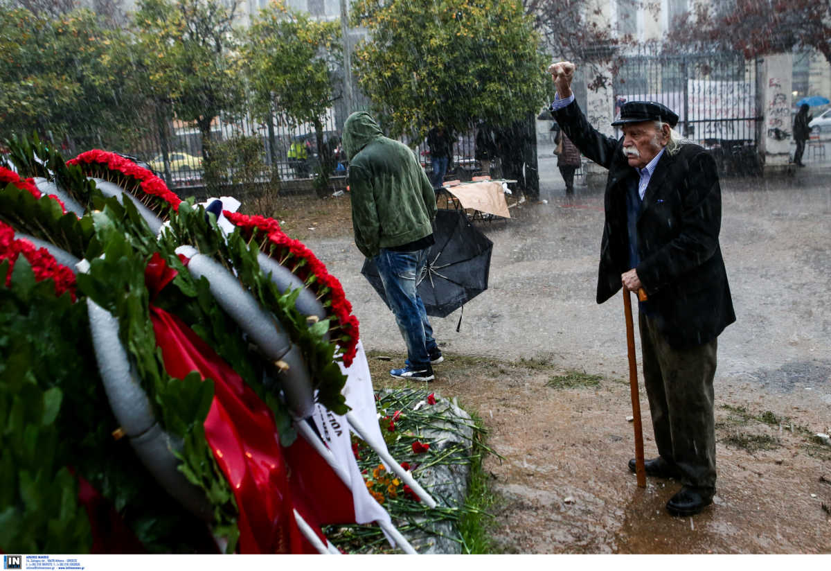 «Έφυγε» ο Μανώλης Γλέζος ο «Πρώτος Παρτιζάνος της Ευρώπης» – Η Ελλάδα κλίνει το γόνυ