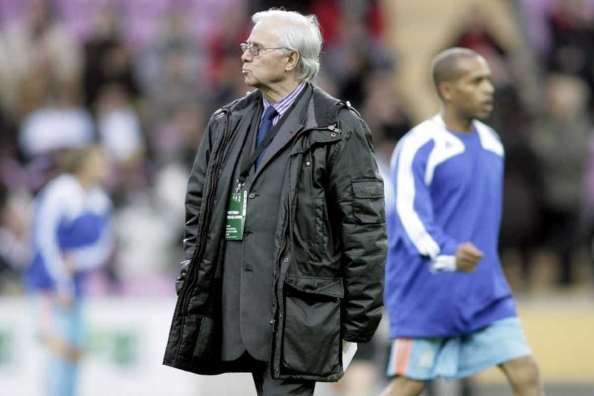 epa01321686 OM All Stars coach French Michel Hidalgo walks in the field, prior to a gala soccer game between 4-4-2 Team and OM All Stars at the Geneva Stadium, in Geneva, Switzerland, Monday, April 21, 2008. Some of the biggest names in international soccer are turning out tonight at the Geneva stadium for a charity exhibition game.  EPA