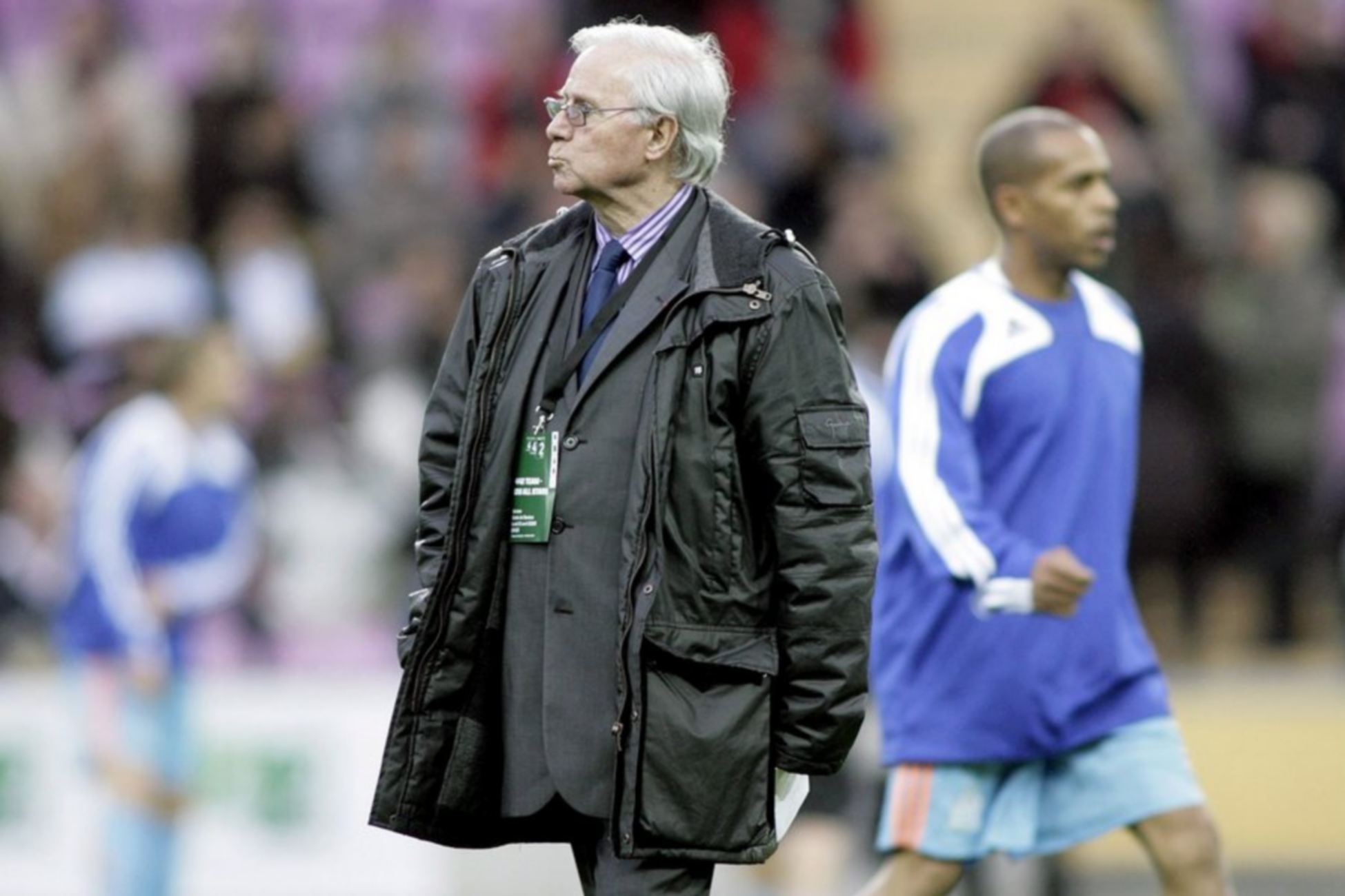 epa01321686 OM All Stars coach French Michel Hidalgo walks in the field, prior to a gala soccer game between 4-4-2 Team and OM All Stars at the Geneva Stadium, in Geneva, Switzerland, Monday, April 21, 2008. Some of the biggest names in international soccer are turning out tonight at the Geneva stadium for a charity exhibition game.  EPA