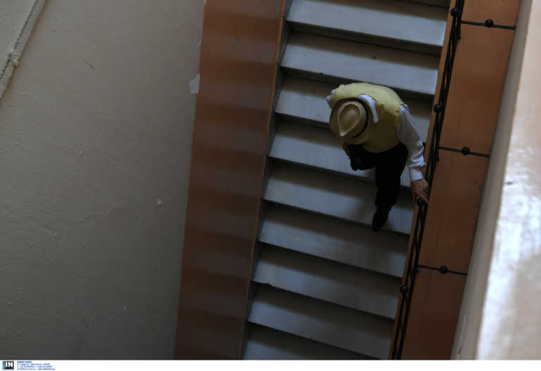 Νίκαια: Σατανική «γηροκόμος» νάρκωσε ηλικιωμένο και του έκλεψε τη σύνταξη! Τον βρήκαν αναίσθητο