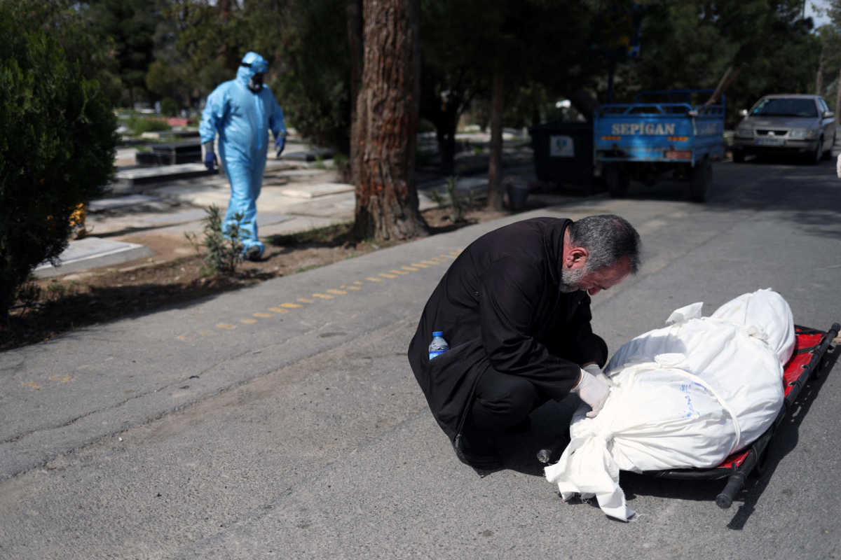 Στο έλεος του κορονοϊού το Ιράν με 157 νέους θανάτους το τελευταίο 24ωρο