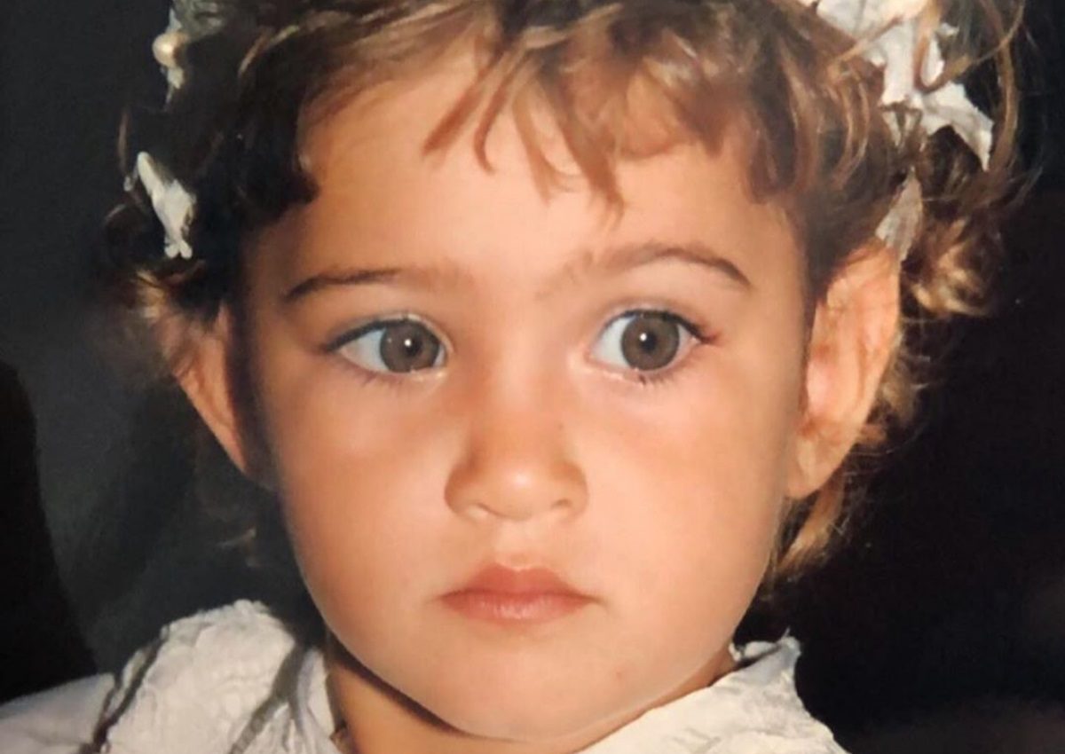 Το κοριτσάκι της φωτογραφίας είναι γνωστή και σέξι Ελληνίδα καλλονή – Την αναγνωρίζετε;