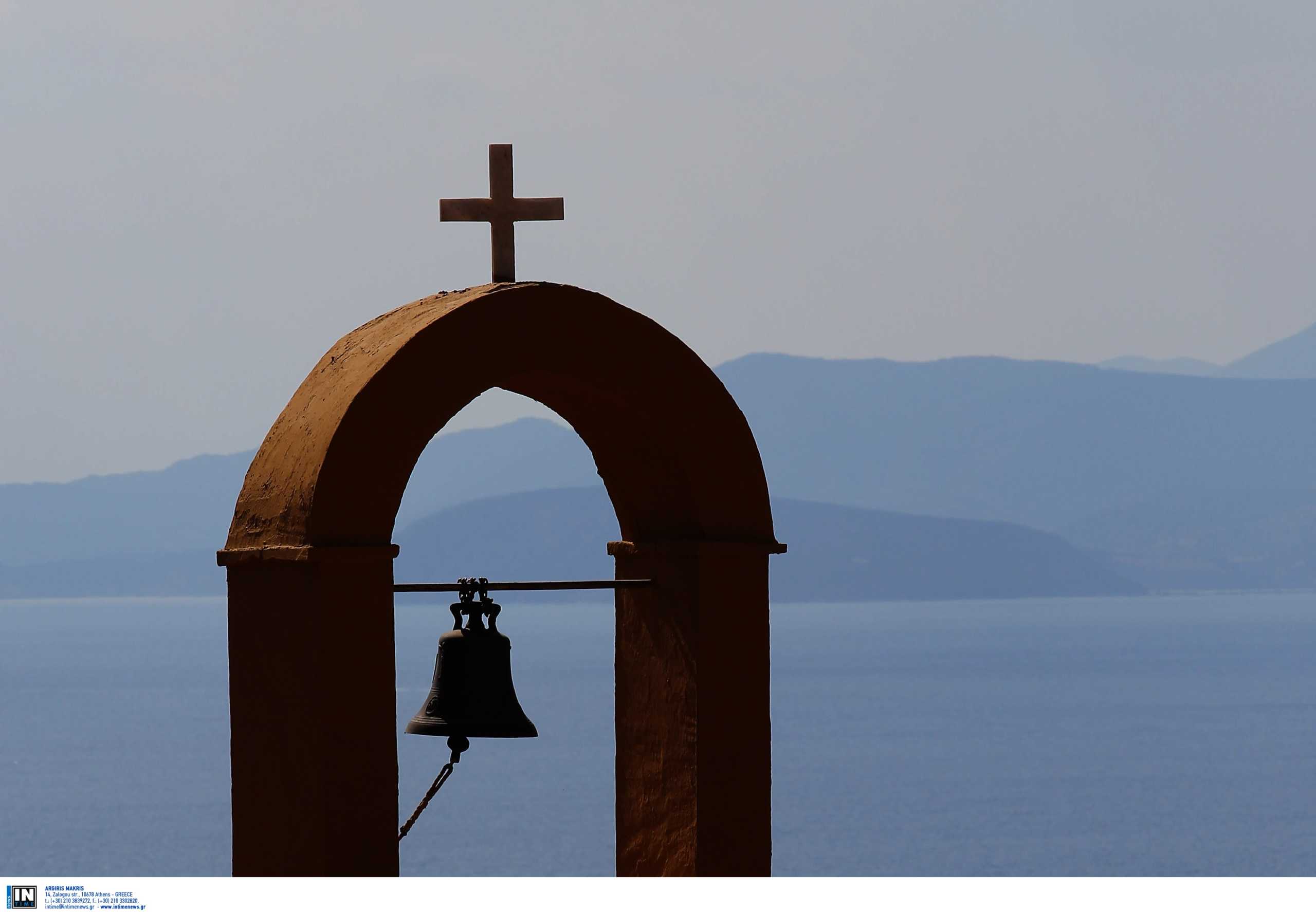 Κορονοϊός: Για διατάραξη κοινής ησυχίας παπάς επειδή έβαλε μεγάφωνα για τη Θεία Λειτουργία