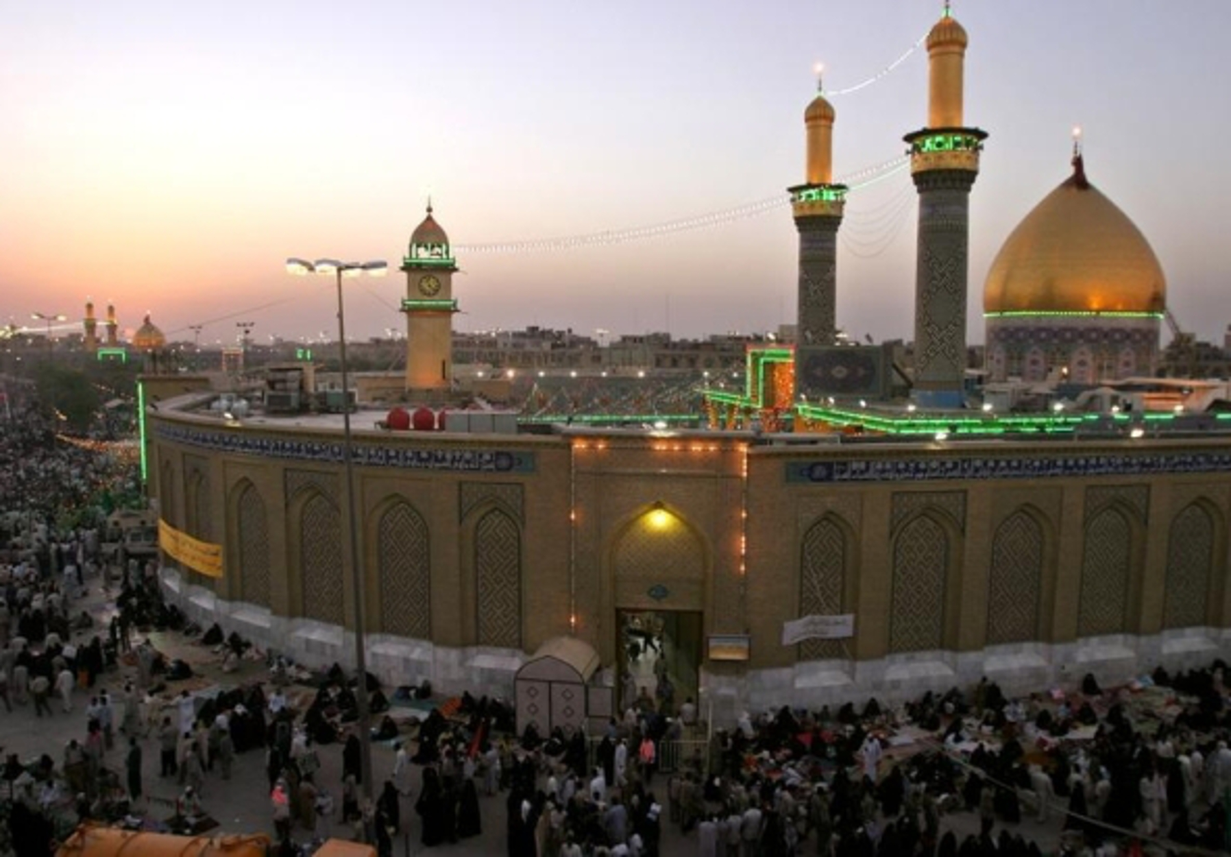 Iraqi Shiites flood the streets around Imam Hussein shrine in the Holy City of Karbala September 29, 2004. Thousands of Shiites arrived on Thursday in the central Iraqi city of Karbala to celebrate the birth of Imam Ali, one of the most revered Shiite holy men. REUTERS