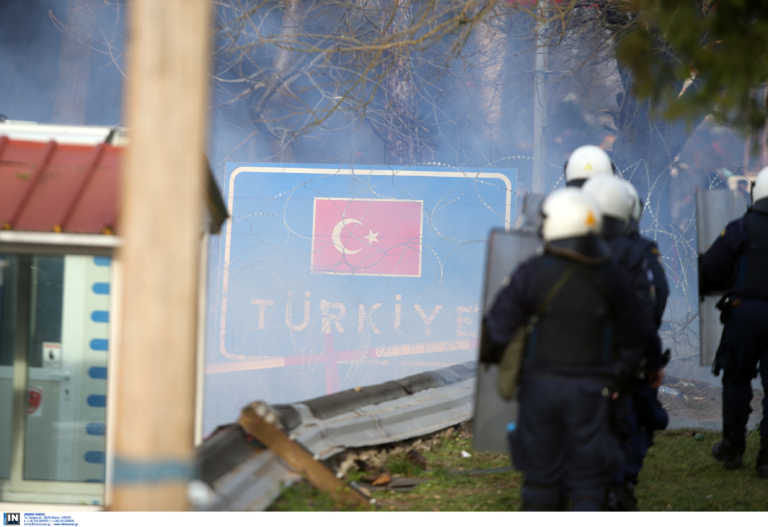 Τούρκοι πετούν χημικά στους Έλληνες αστυνομικούς - Απόπειρες παράνομων εισόδων σε όλο το μήκος του Έβρου