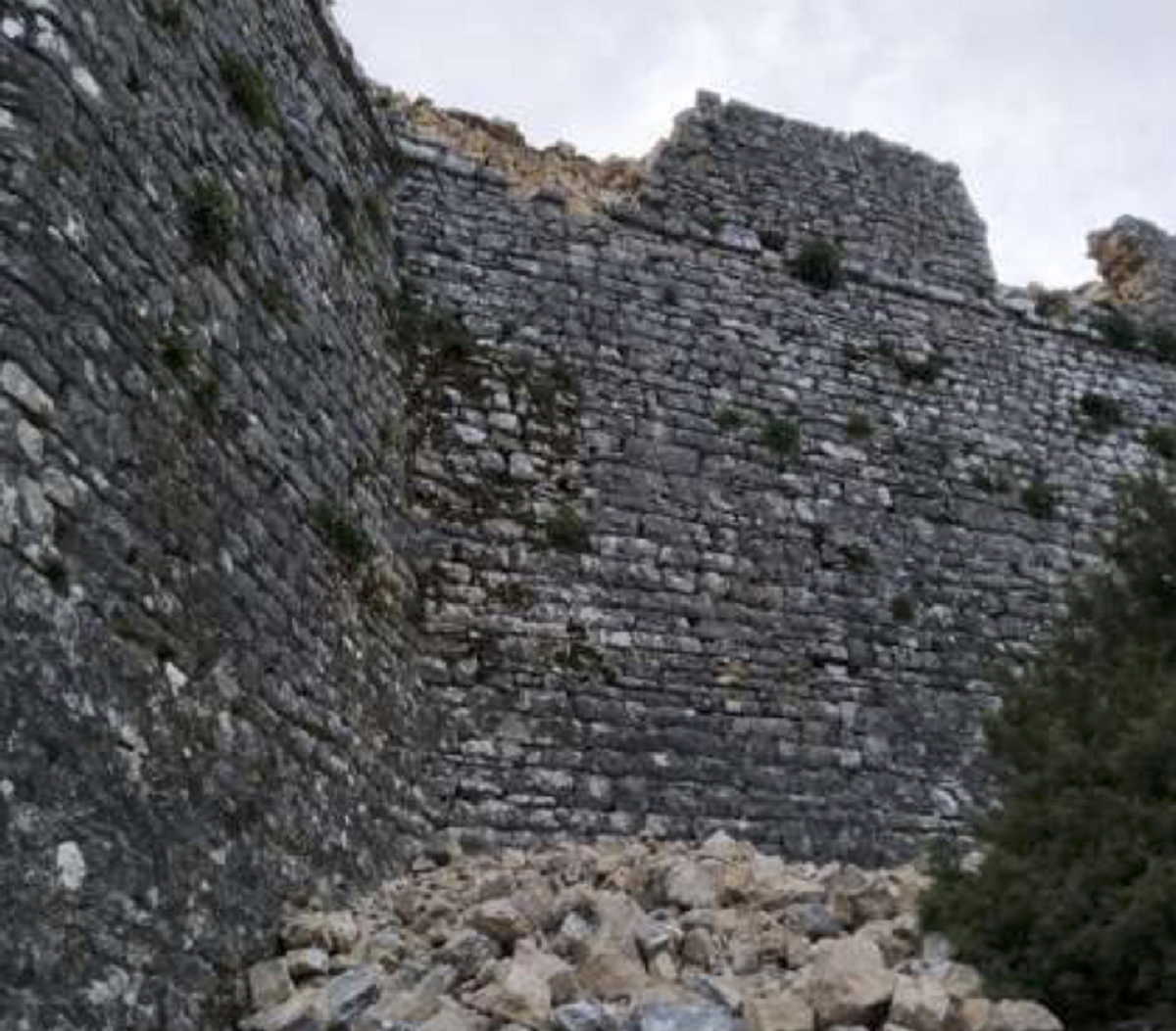 Μεγάλες ζημιές από τον Εγκέλαδο στο ιστορικό Κάστρο της Κιάφας!