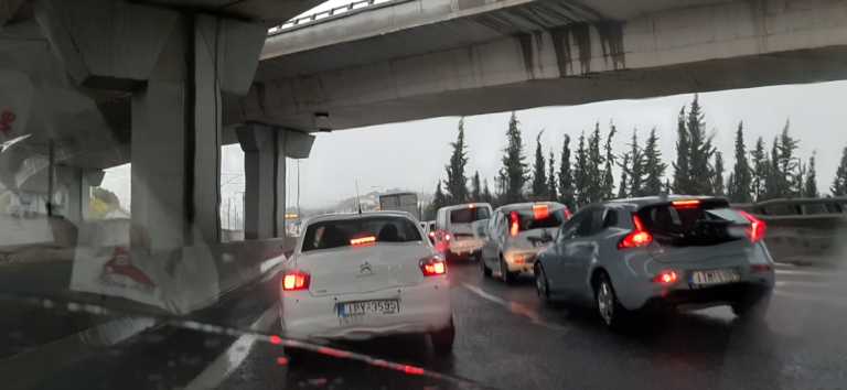 Αυξημένη κίνηση στη λεωφόρο Αθηνών μετά από σύγκρουση οχημάτων (pic)