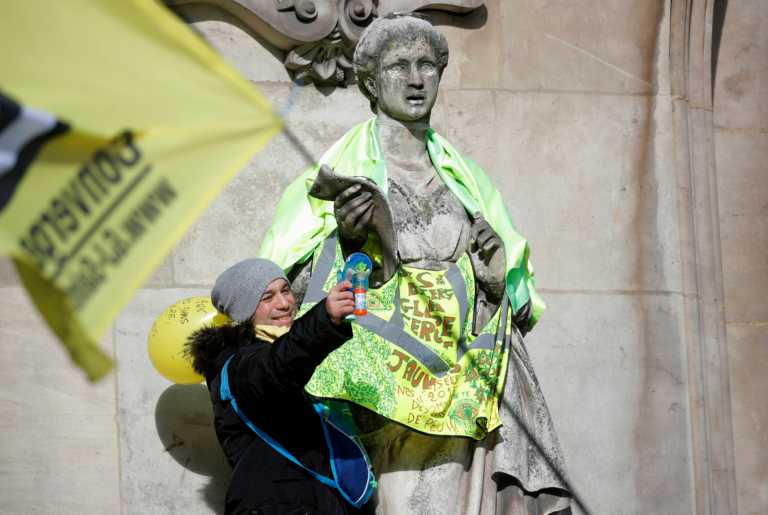 Κορονοϊός: Τα “Κίτρινα Γιλέκα” αγνόησαν τις απαγορεύσεις και διαδήλωσαν στο Παρίσι