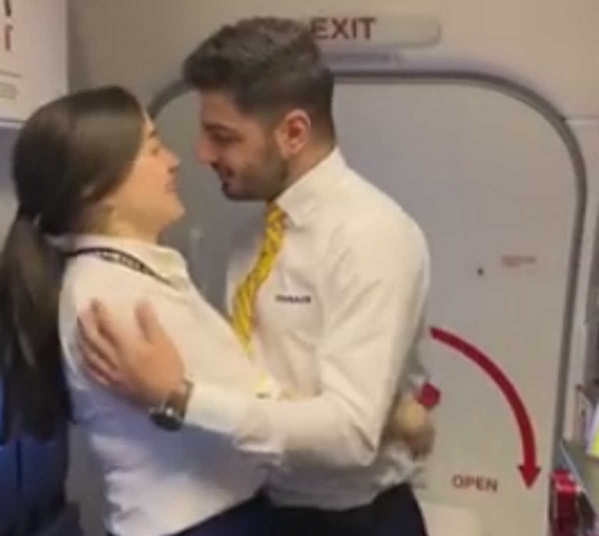 Κορονοϊός: Δύσκολοι καιροί για έρωτες! Απίθανες σκηνές στην καμπίνα αεροπλάνου (Βίντεο)