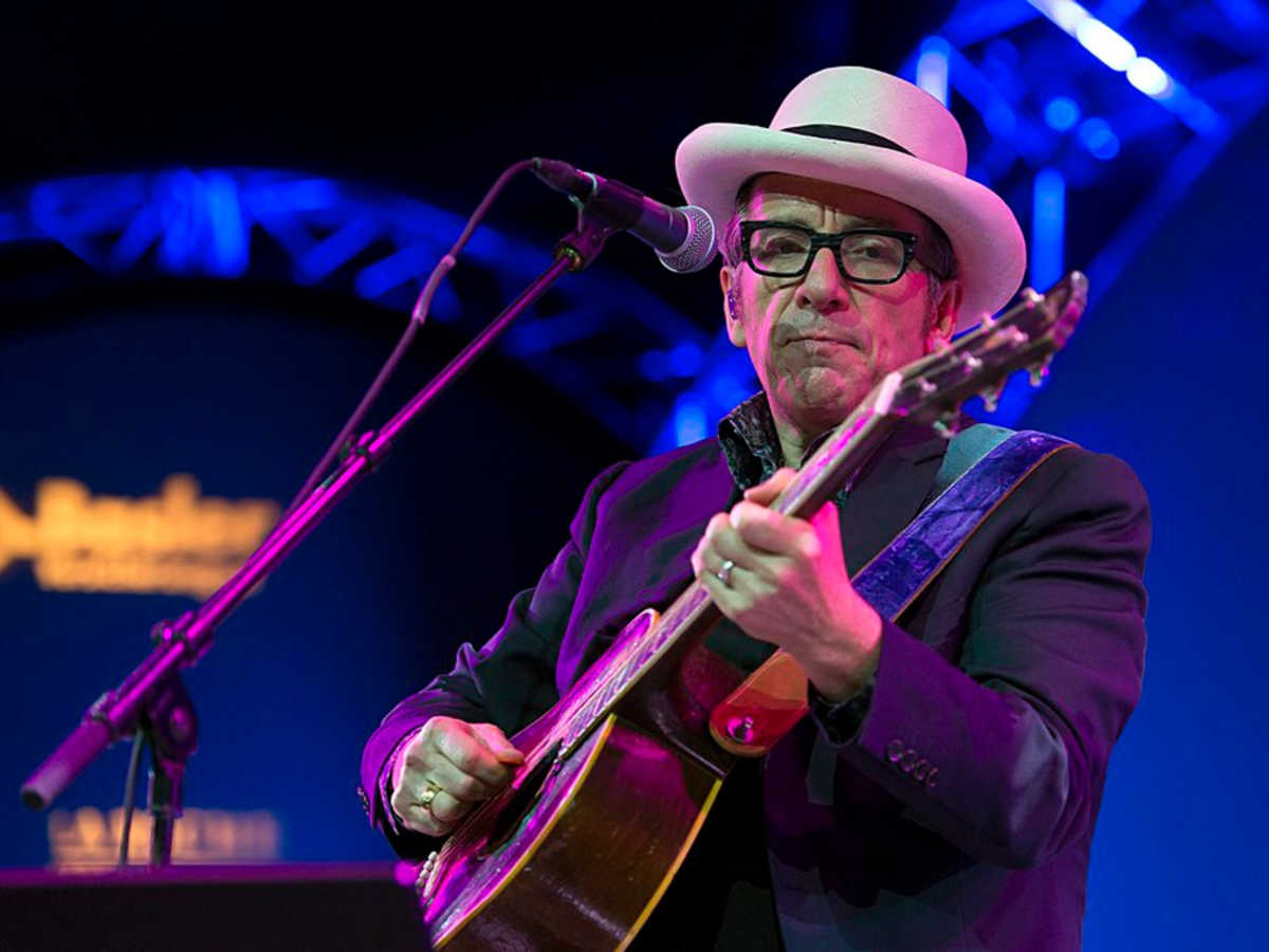 Με ένα τραγούδι, ο Elvis Costello στη μάχη κατά του κορονοϊού