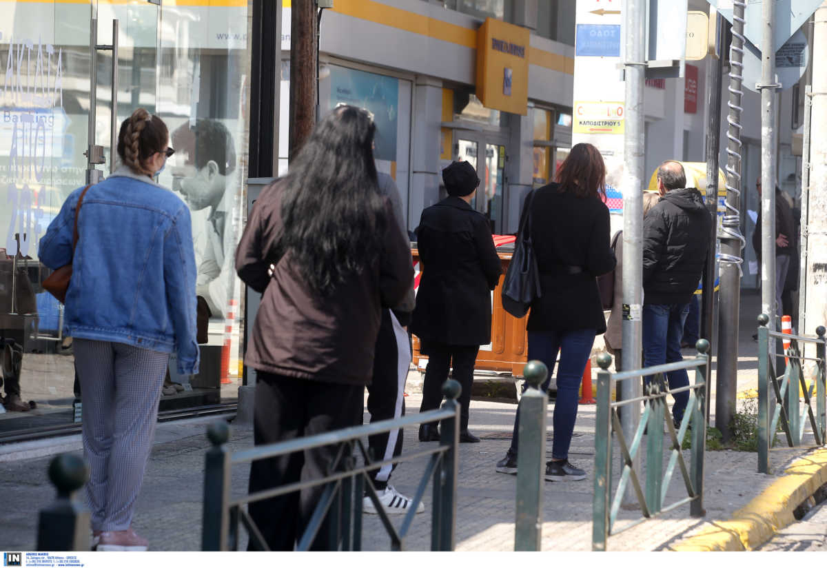 Κρήτη: Στην ουρά της τράπεζας με σπασμένα νεύρα! “Περιμένω 40 λεπτά για να πληρώσω τον ΕΝΦΙΑ” (Βίντεο)