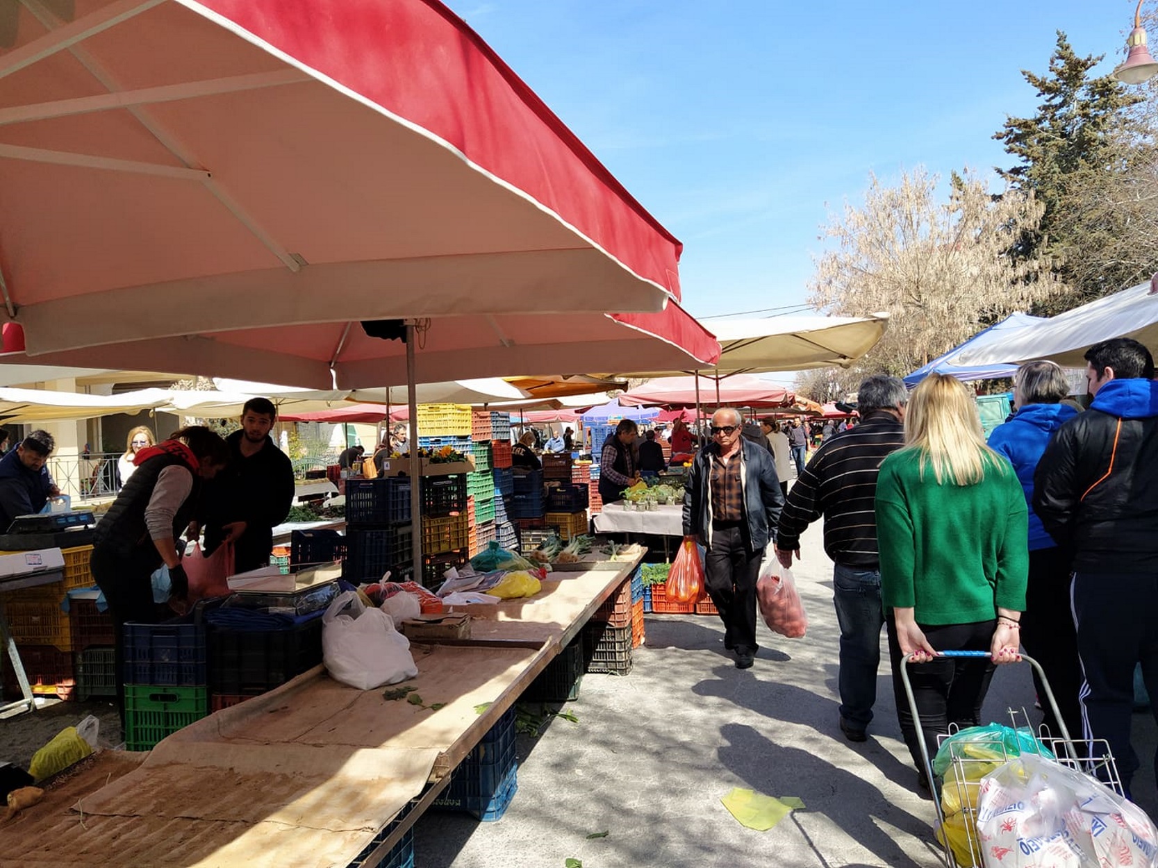 Οι παππούδες αψήφισαν τα μέτρα για τον κορονοϊό και πήγαν λαϊκή