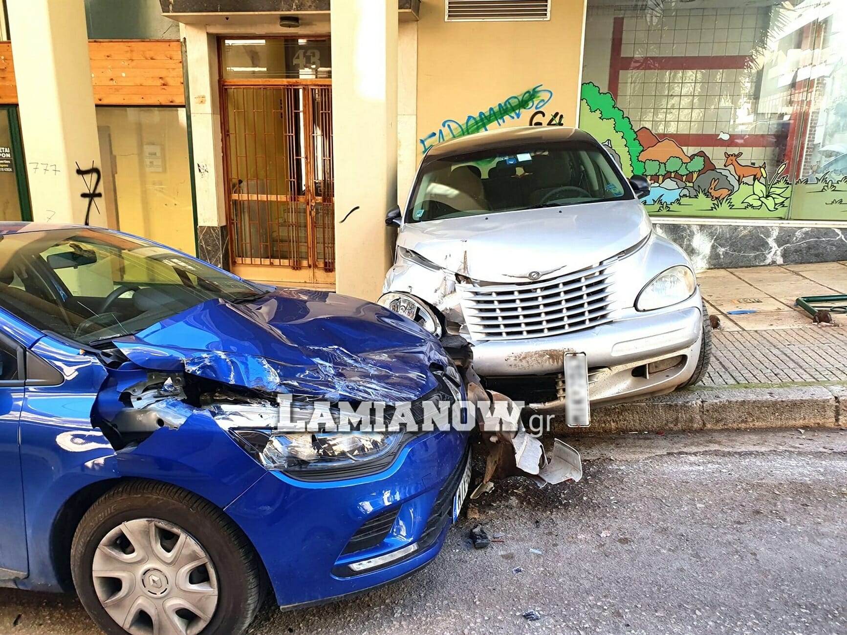 Λαμία: “Έφυγε” στην κατηφόρα και παρέσυρε 6 αυτοκίνητα! Απίστευτο ατύχημα στο κέντρο της πόλης (Βίντεο)