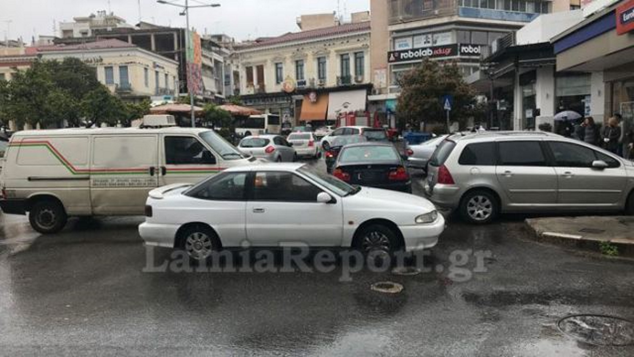 Απαγόρευση κυκλοφορίας; Αυτοκίνητα μποτιλιαρισμένα και ουρές στα ΑΤΜ στο κέντρο της Λαμίας