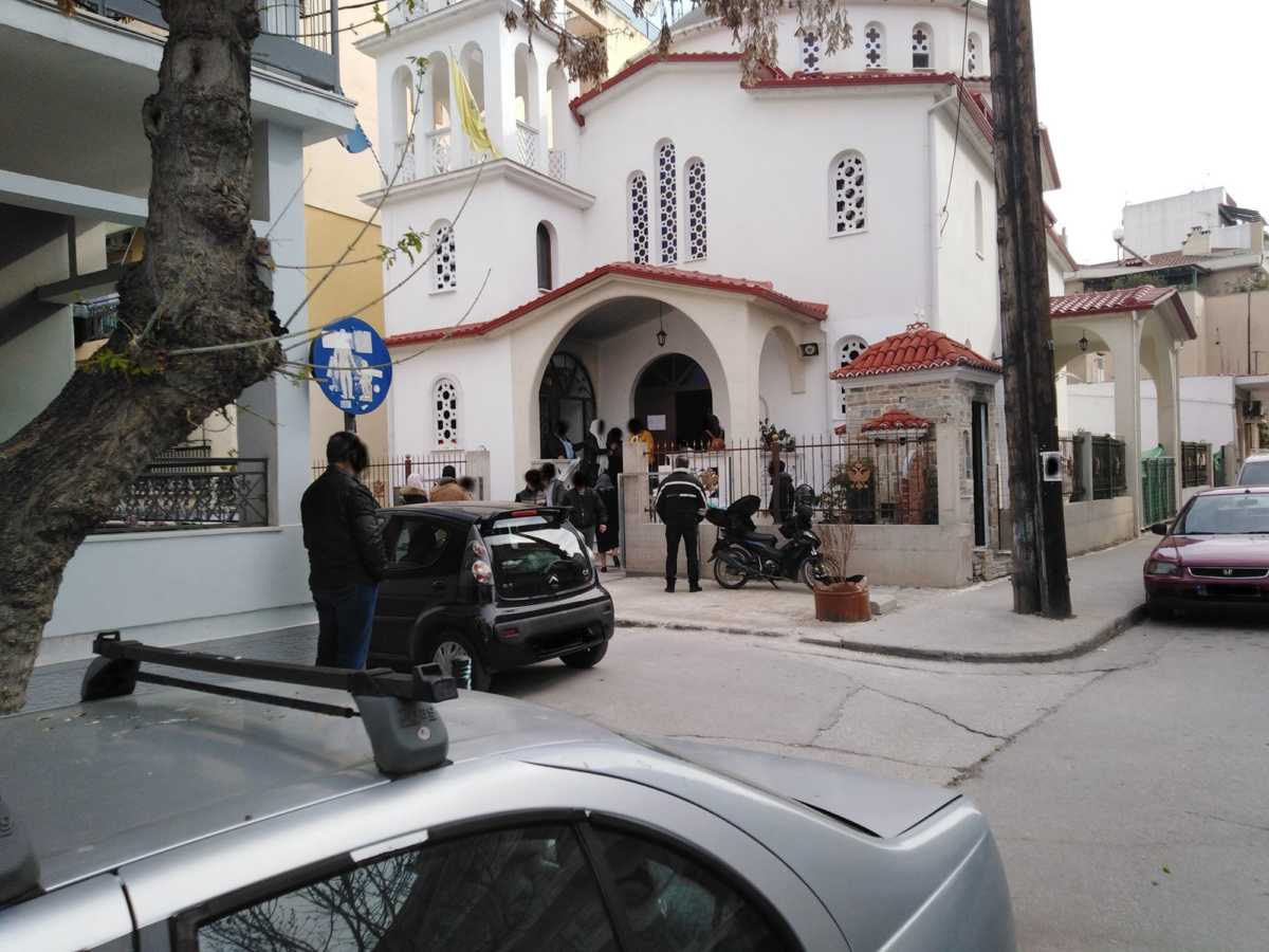 Κορονοϊός: Πλήθος πιστών σε εκκλησία της Λάρισας! Η εικόνα που προκάλεσε αντιδράσεις (Φωτό)