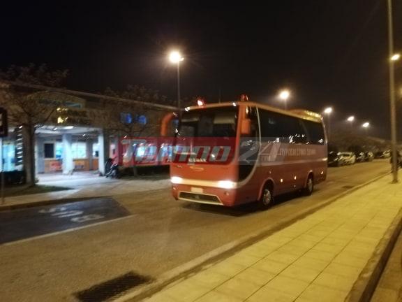 Κορονοϊός: Λεωφορεία της Πυροσβεστικής στο λιμάνι για τη μεταφορά Ελλήνων από την Ιταλία (Βίντεο)