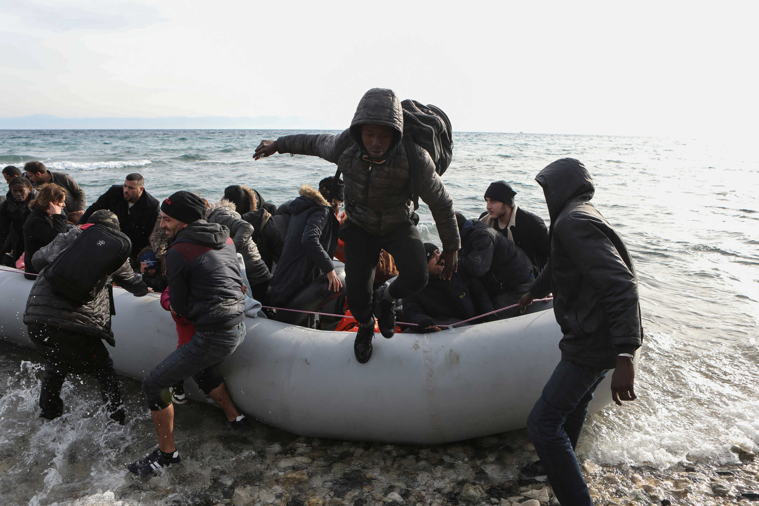 Μυτιλήνη: Εμποδίζουν την αποβίβαση μεταναστών στο λιμάνι της Θερμής! videos