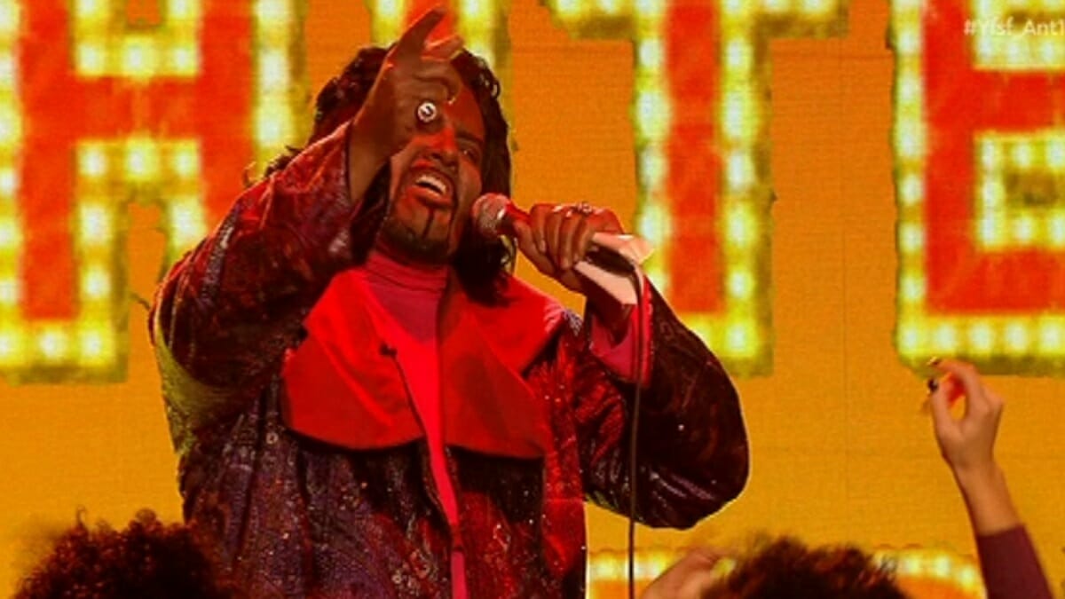 Εκπληκτικός ο Λάμπης Λιβιεράτος! Με αυτή τη μεταμφίεση βρέθηκε στην κορυφή του YFSF