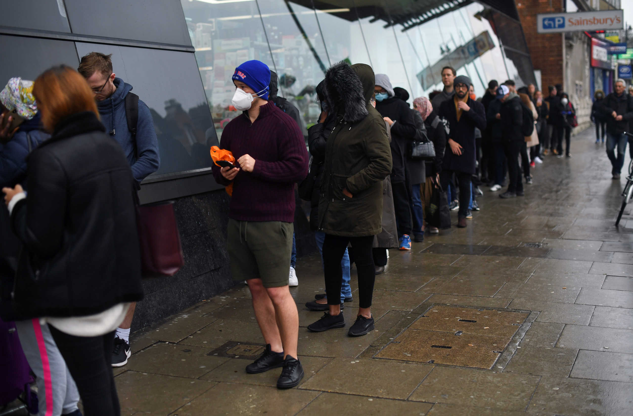 Μαρτυρία σοκ από Έλληνα στη Μεγάλη Βρετανία: Πανικόβλητος ο κόσμος, αδειάζει τα ράφια