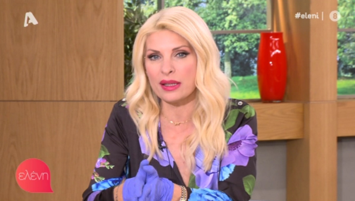 Με γάντια η Ελένη Μενεγάκη, τους κράτησε σε απόσταση ασφαλείας