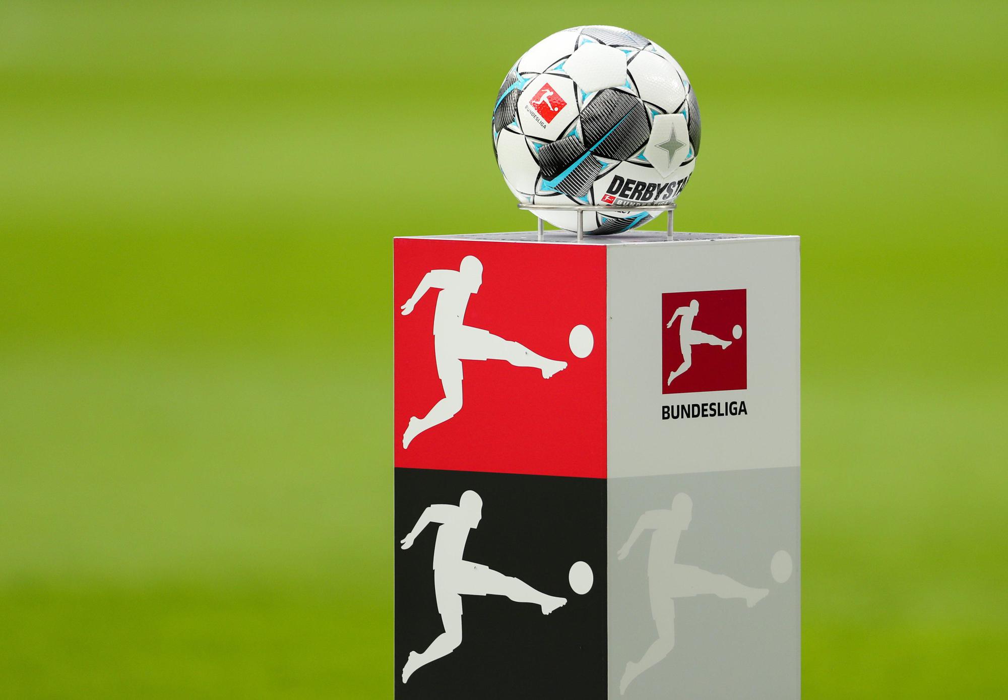 ARCHIV - 28.09.2019, Sachsen, Leipzig: Fußball: Bundesliga, 6. Spieltag, RB Leipzig - FC Schalke 04 in der Red-Bull-Arena Leipzig. Der Spielball liegt auf einem Podest im Stadion. Die Deutsche Fußball Liga stellt sich wegen der Ausbreitung des Coronavirus auf Geisterspiele am nächsten Bundesliga-Wochenende ein. Foto: Jan Woitas