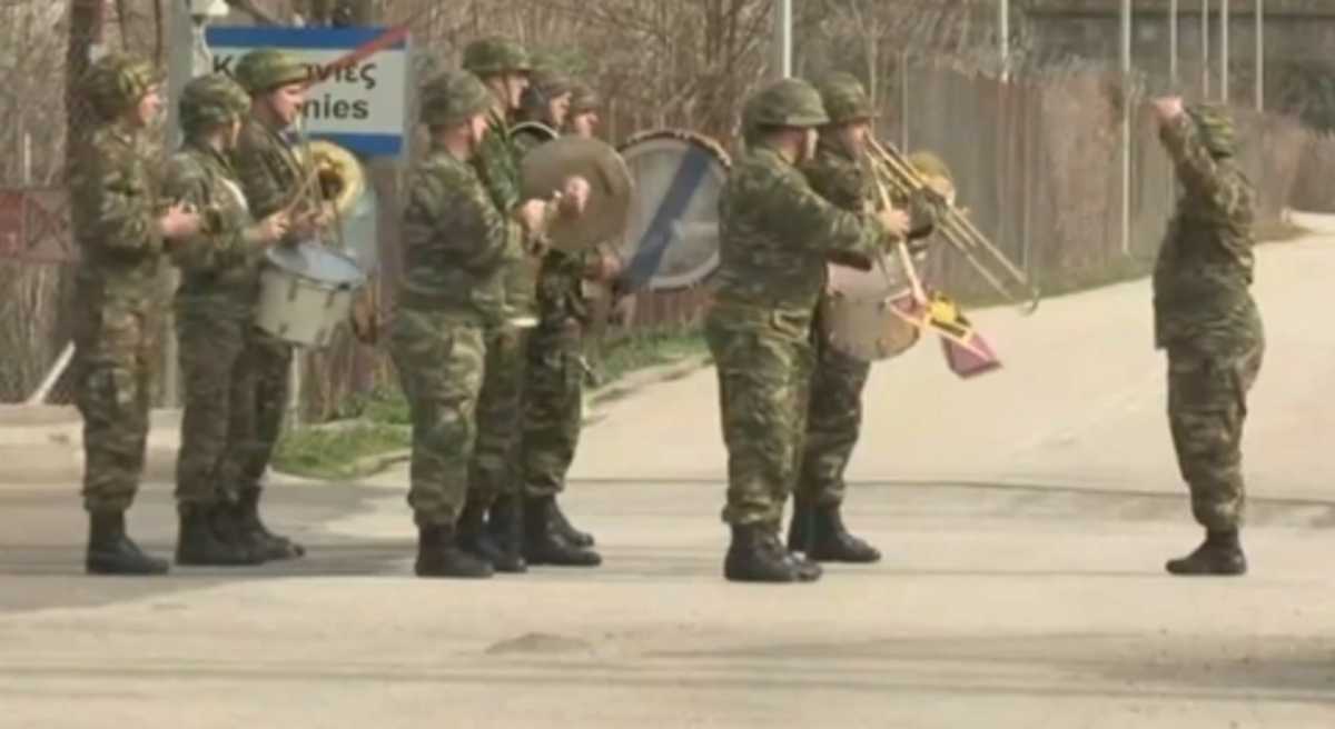 Έβρος: Η στιγμή που η μπάντα του στρατού εμψυχώνει τις ελληνικές δυνάμεις στις Καστανιές (Βίντεο)