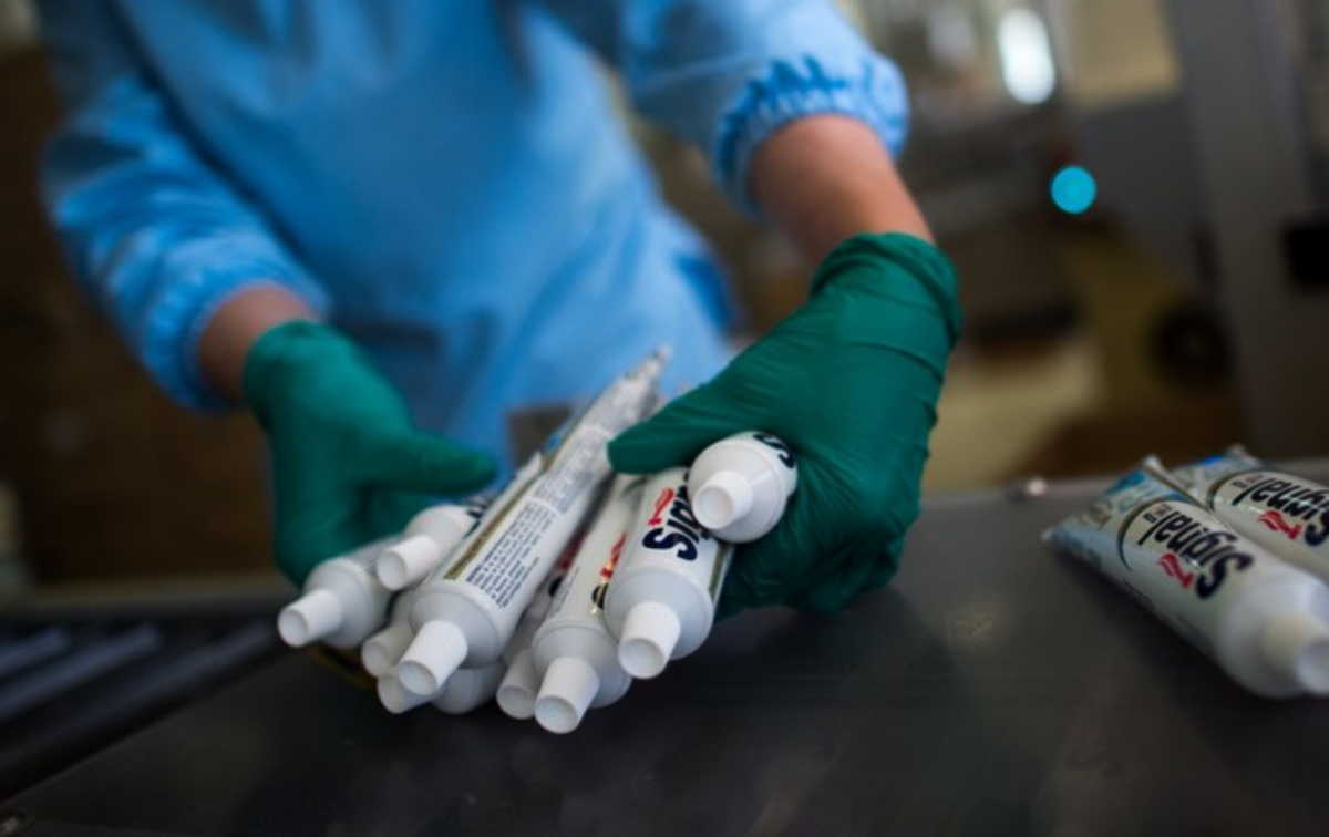 Το κόλπο για να μην μένει ούτε σταγόνα στο σωληνάριο της οδοντόκρεμας σας!