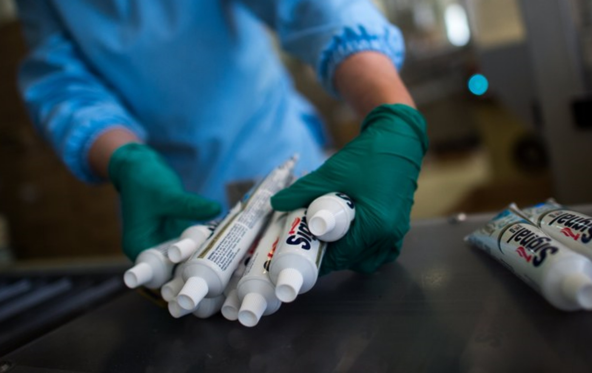 Το κόλπο για να μην μένει ούτε σταγόνα στο σωληνάριο της οδοντόκρεμας σας!