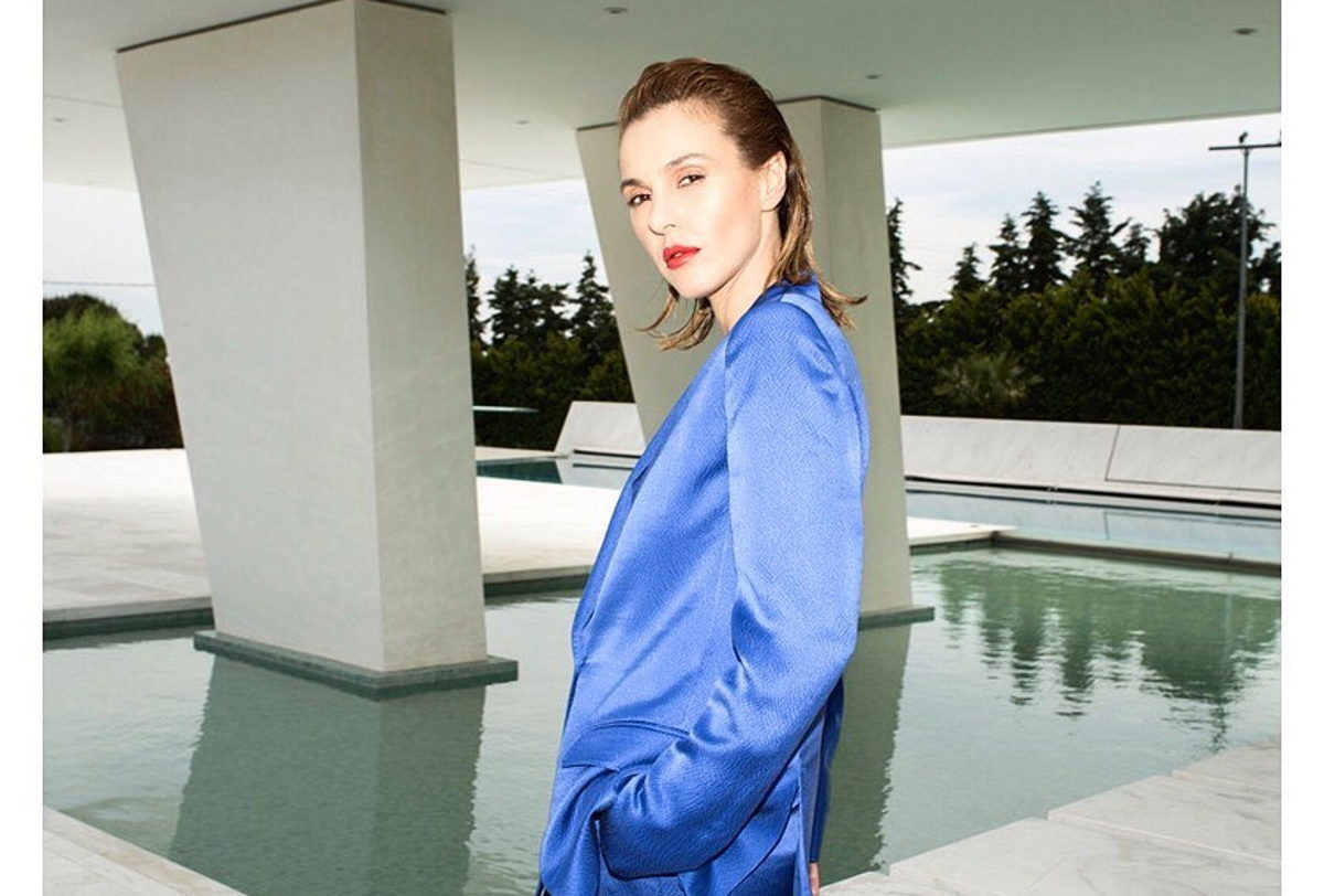 Η Τάμτα δεν χάνει το κέφι της – Η εκκεντρική φωτογράφιση στο εξωτερικό του σπιτιού της! [pics,vid]