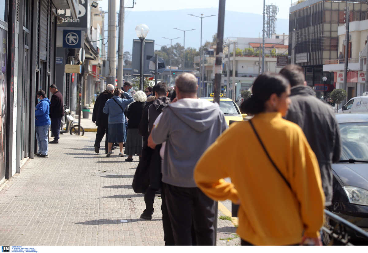 Πάτρα: Ουρές και ταλαιπωρία στις τράπεζες! Πολύωρη αναμονή για ανάληψη από ΑΤΜ (Βίντεο)