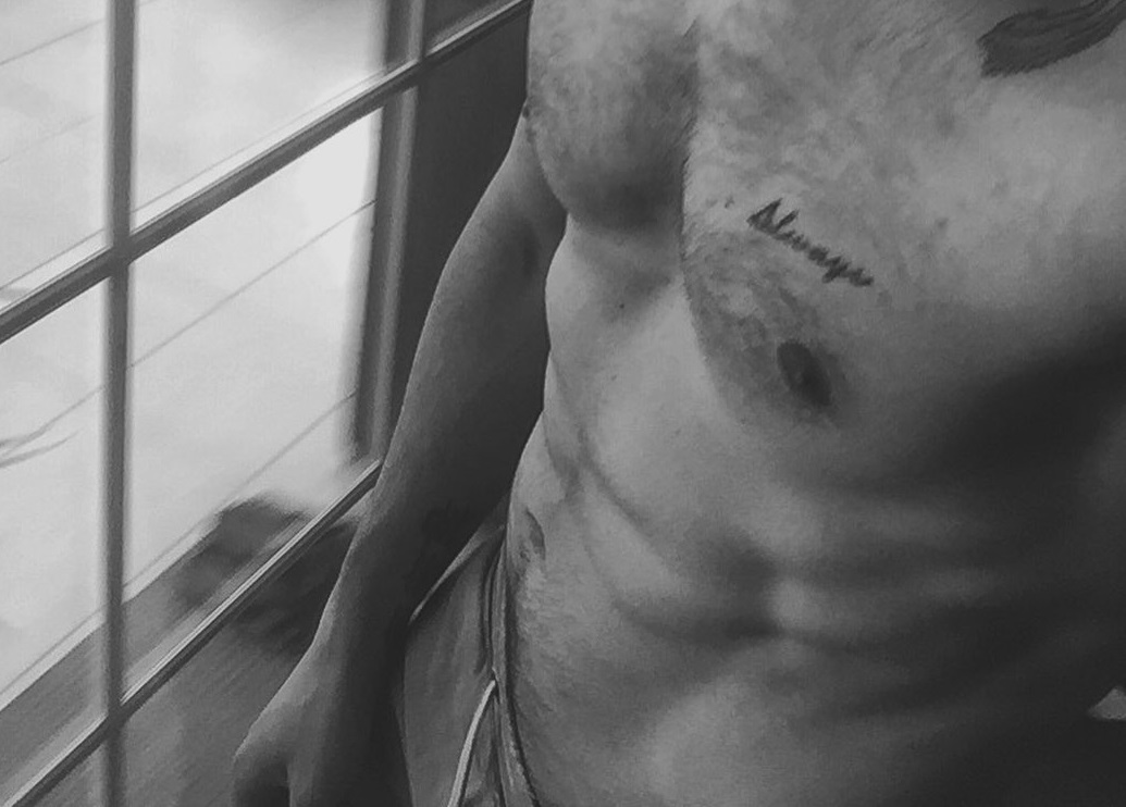 Ο Έλληνας τραγουδιστής απέκτησε κοιλιακούς-φέτες και τρελαίνει το Instagram!