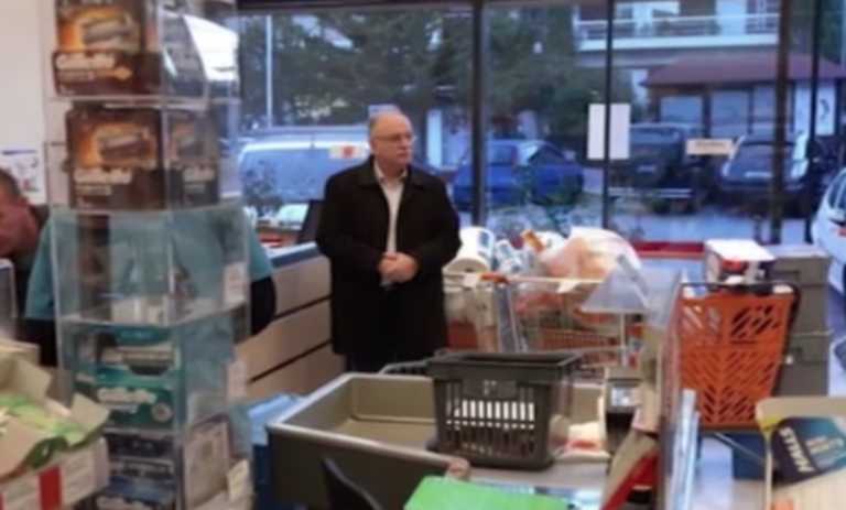 Παπαδημούλης: Με γεμάτα καρότσια στο σούπερ μάρκετ - Τι απαντά ο ίδιος