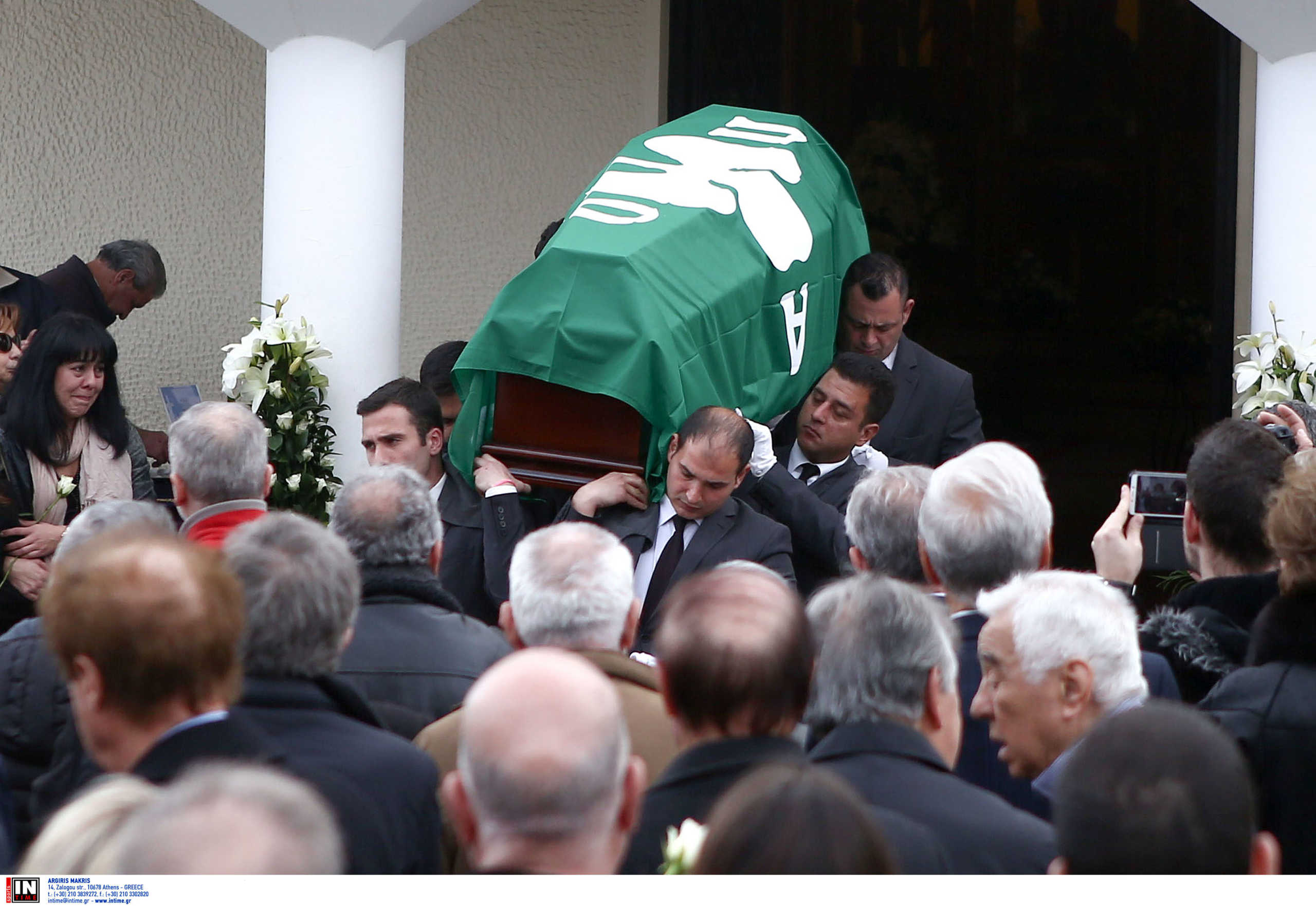 Κηδεία Παπαεμμανουήλ: “Καλό ταξίδι Αντρίκο”! Τελευταίο “αντίο” για τον θρυλικό “Κούνελο” (pics)