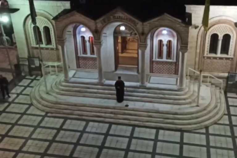 Κορονοϊός: Συγκίνησε ο ιερέας στη Θεσσαλονίκη! Έψαλε «Τη Υπερμάχω» από το προαύλιο του ναού (Βίντεο)